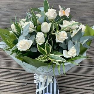 Dozen Rose Handtied