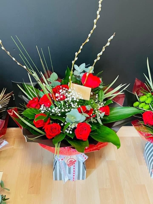 Dozen Rose Deluxe Handtied