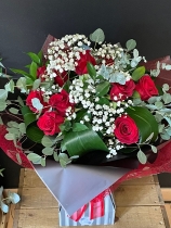 Dozen Rose Deluxe Handtied