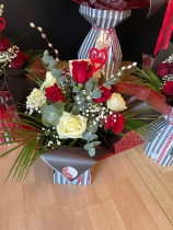 Dozen Rose Deluxe Handtied